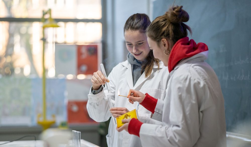 Twee leerlingen doen een proef in het labo