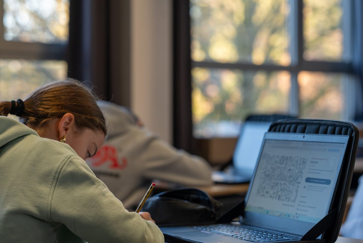 Leerlingen werken op hun laptop in de klas